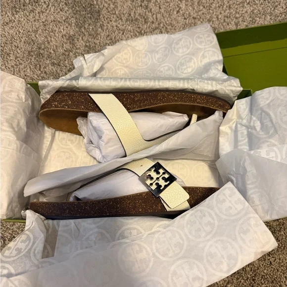 NWT Tory Burch size 9 cream leather thong sandal with silver hardware - Picture 9 of 14
